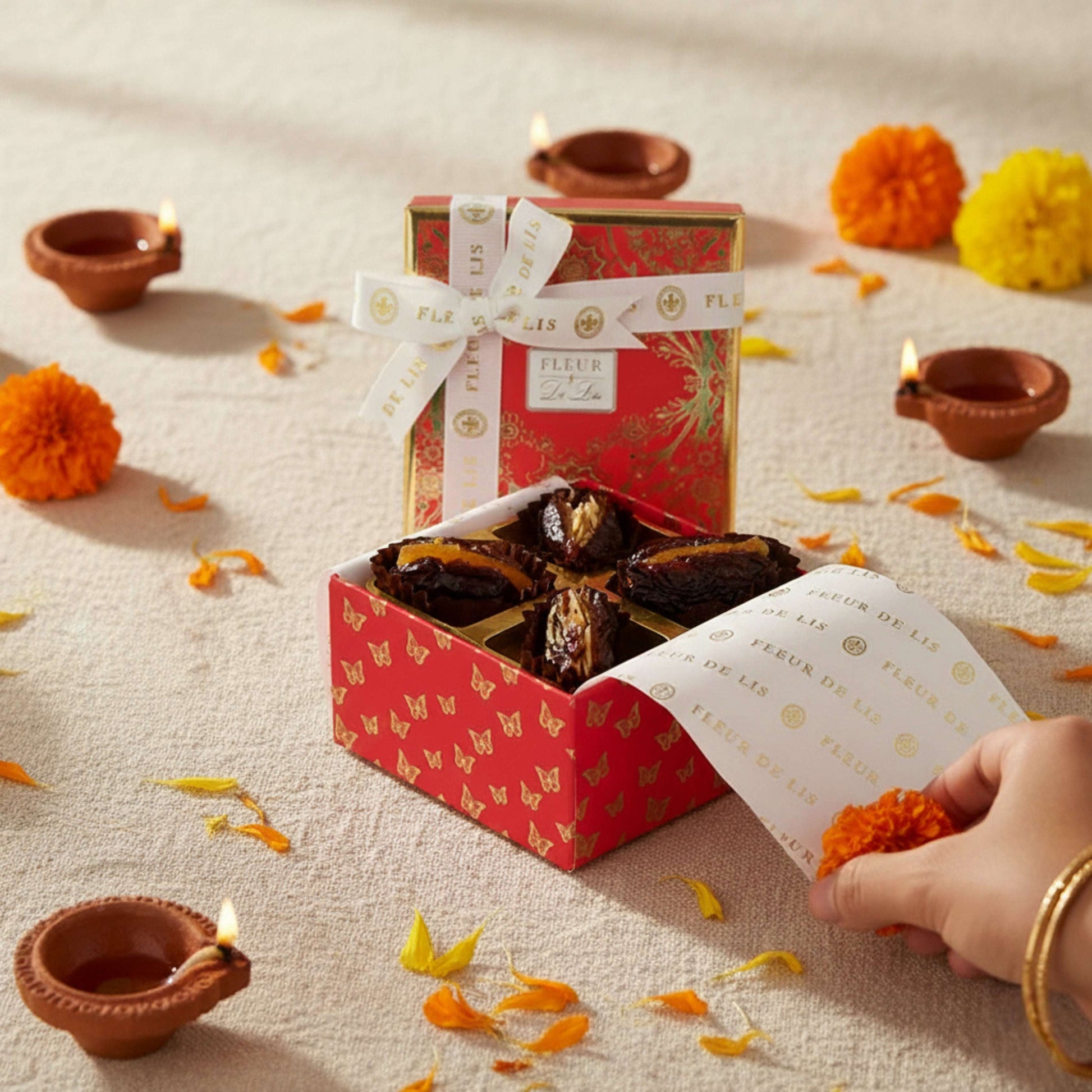 Surprise Box – 4 Assorted Arabic Dates Fleur de Lis